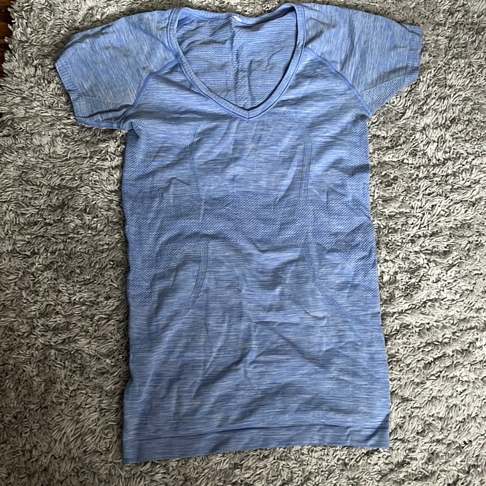 Lululemon size 4 shirt